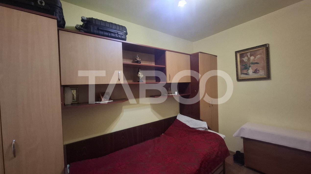 Apartament 3 camere de vanzare decomandat 50 mp zona Vasile Aaron