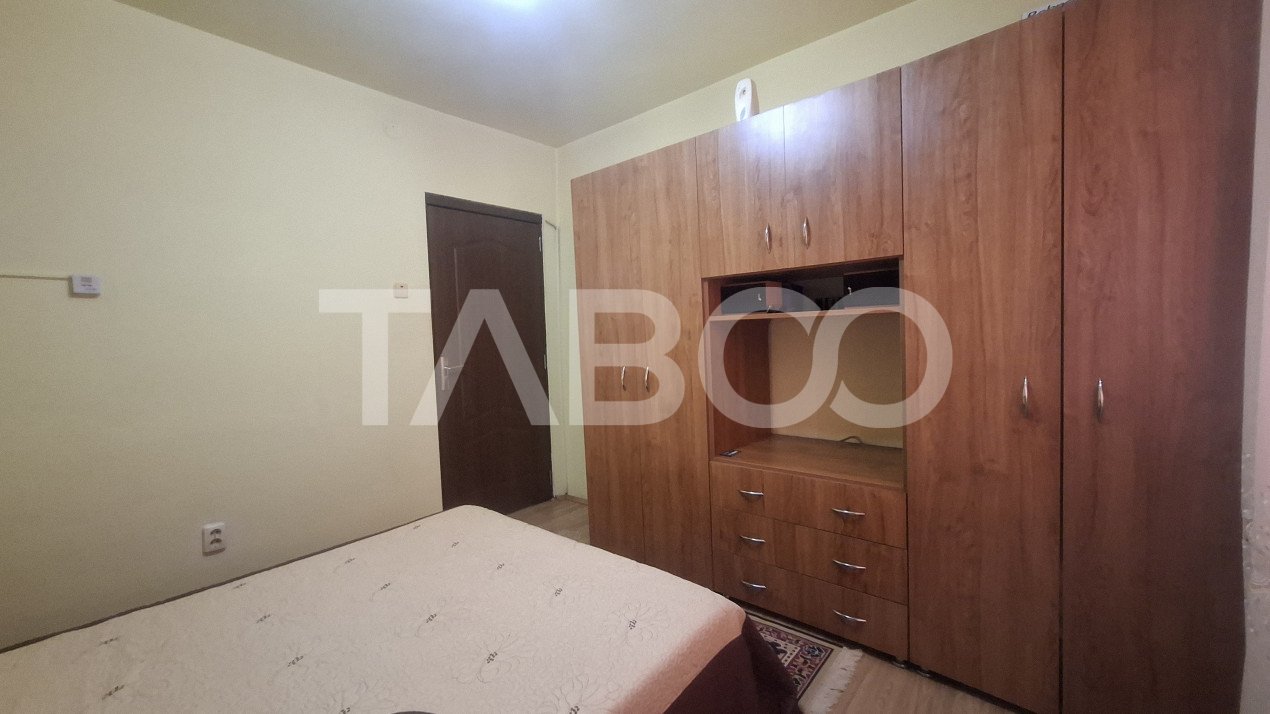 Apartament 3 camere de vanzare decomandat 50 mp zona Vasile Aaron