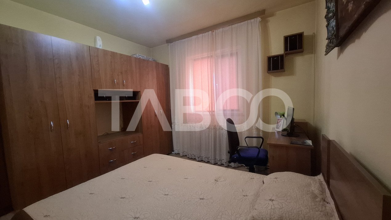 Apartament 3 camere de vanzare decomandat 50 mp zona Vasile Aaron