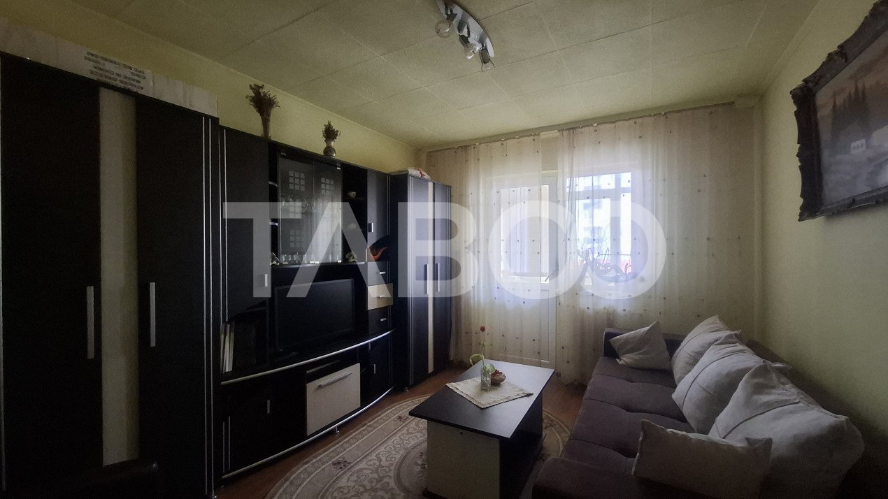 Apartament 3 camere de vanzare decomandat 50 mp zona Vasile Aaron