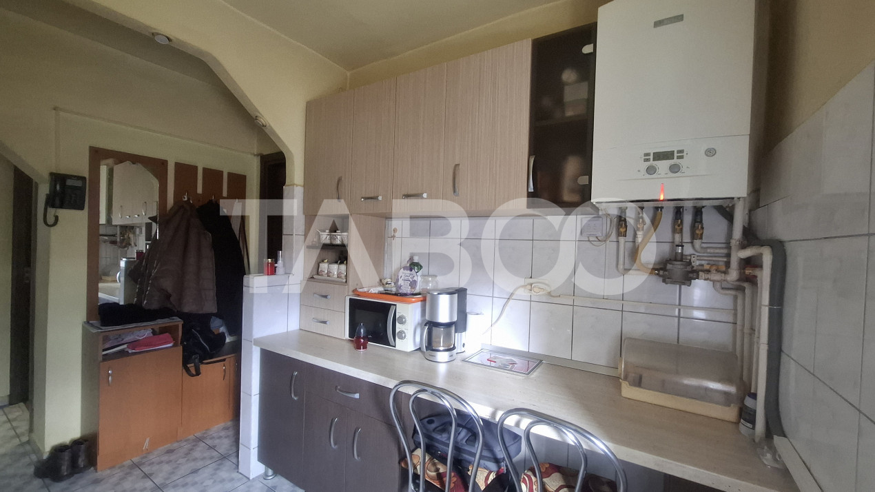 Apartament 3 camere de vanzare decomandat 50 mp zona Vasile Aaron