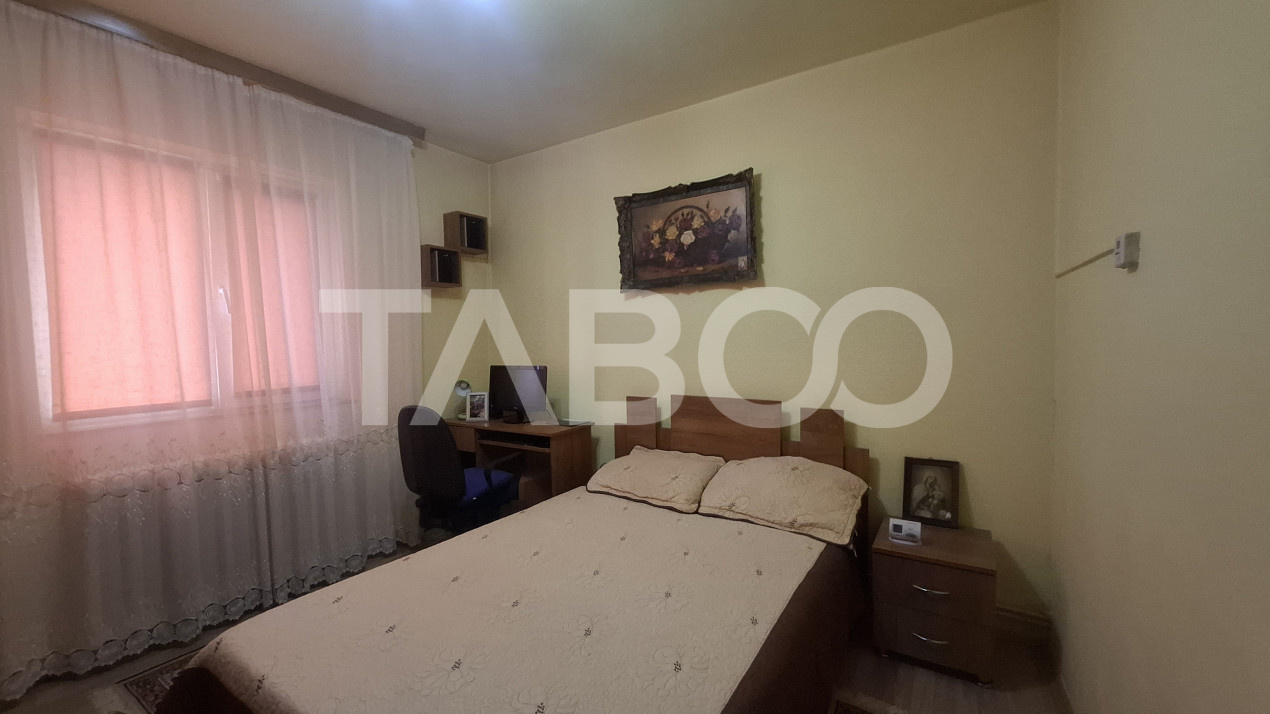 Apartament 3 camere de vanzare decomandat 50 mp zona Vasile Aaron