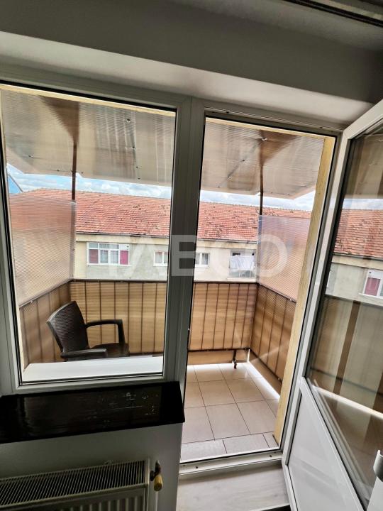 Apartament 3 camere de vanzare decomandat cu balcon zona Vasile Aaron