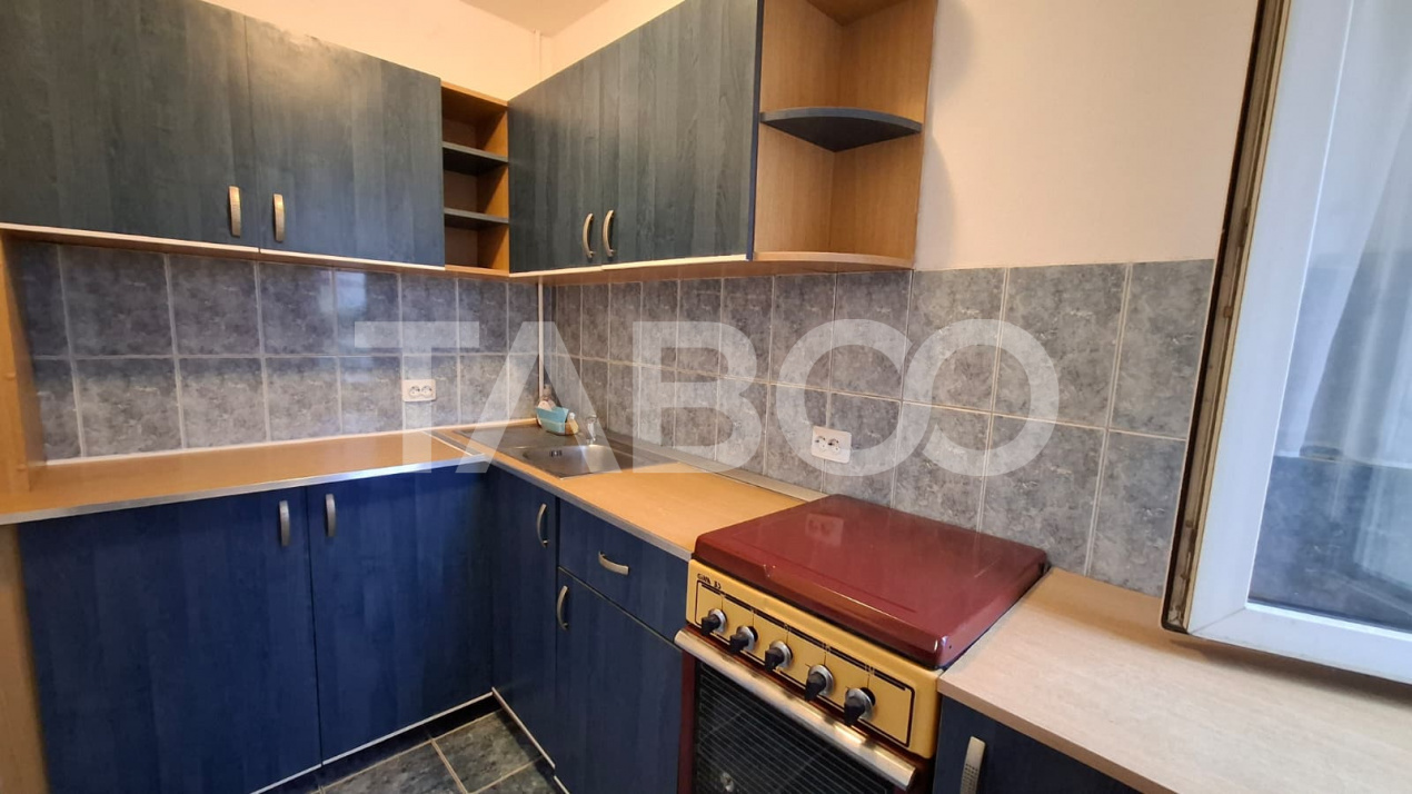 Apartament 3 camere de vanzare semidecomandat 45 mp zona Vasile Aaron