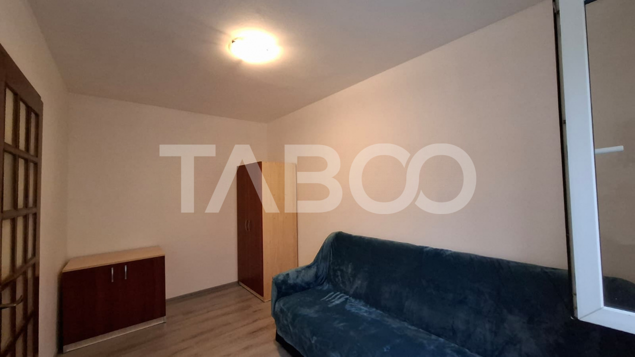 Apartament 3 camere de vanzare semidecomandat 45 mp zona Vasile Aaron