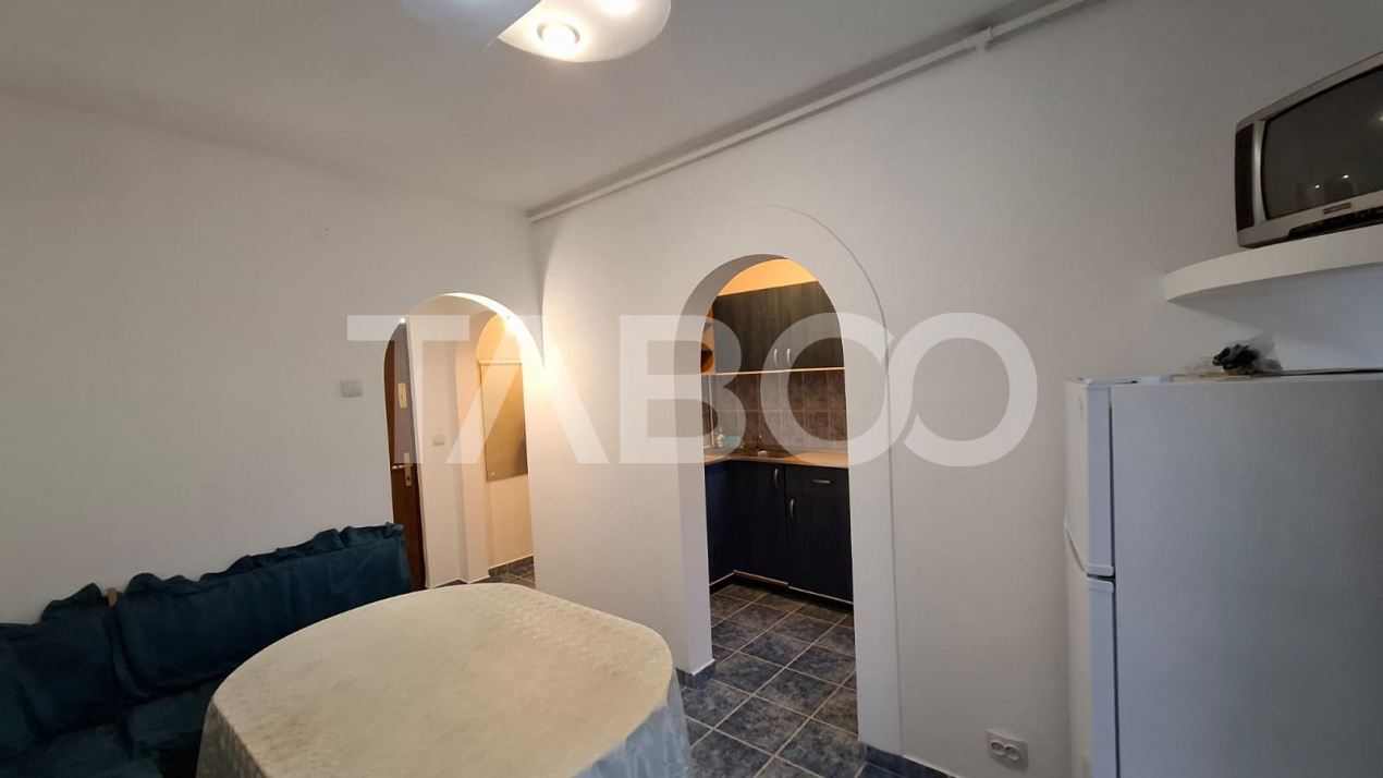 Apartament 3 camere de vanzare semidecomandat 45 mp zona Vasile Aaron