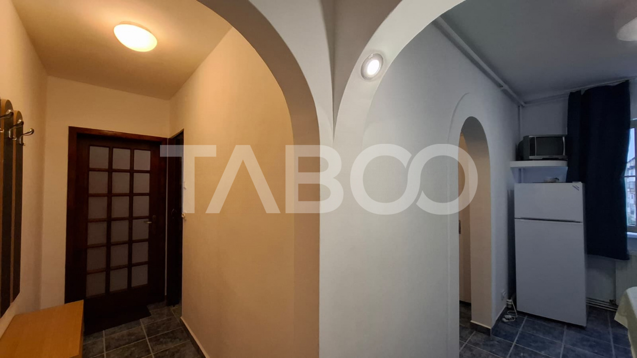 Apartament 3 camere de vanzare semidecomandat 45 mp zona Vasile Aaron