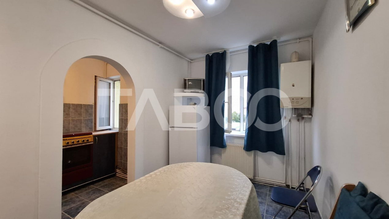 Apartament 3 camere de vanzare semidecomandat 45 mp zona Vasile Aaron