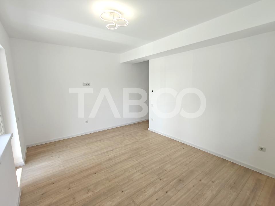 Apartament 3 camere decomandat - 2 bai - balcon - parcare - intabulat