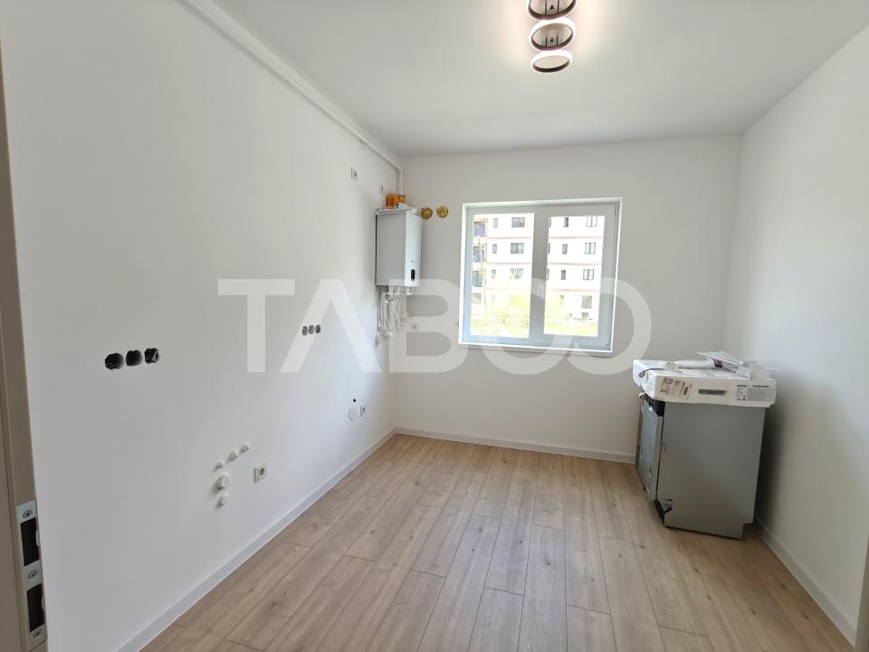 Apartament 3 camere decomandat - 2 bai - balcon - parcare - intabulat