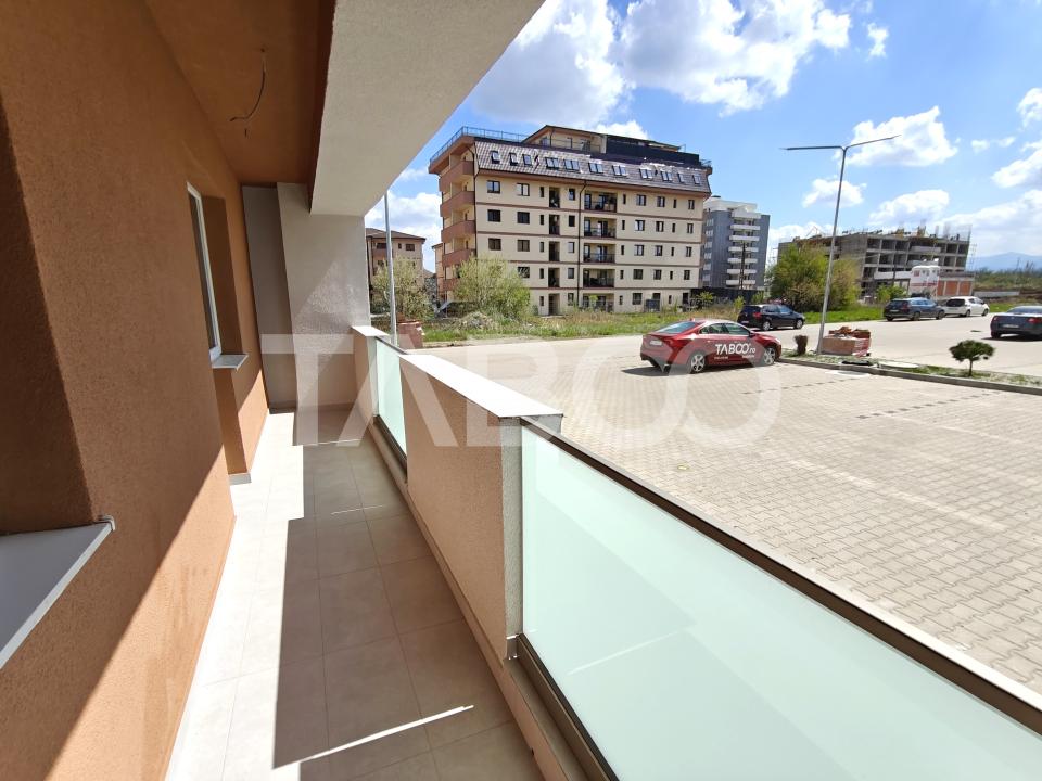 Apartament 3 camere decomandat - 2 bai - balcon - parcare - intabulat