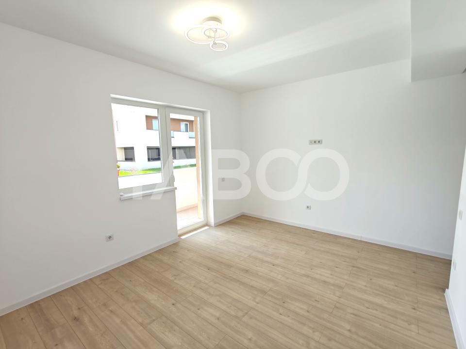 Apartament 3 camere decomandat - 2 bai - balcon - parcare - intabulat