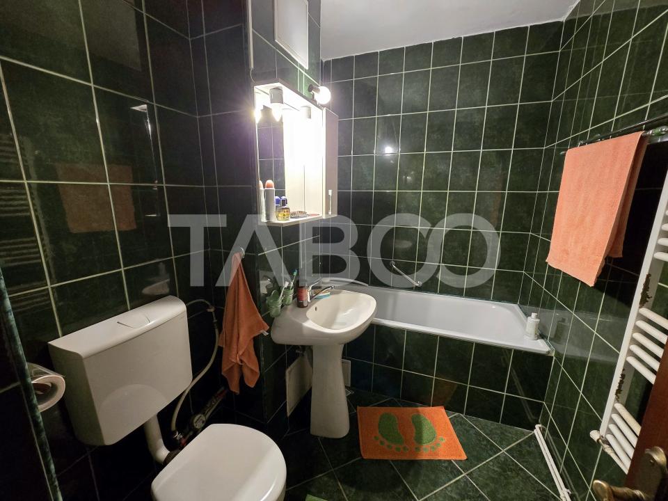 Apartament 3 camere decomandat 72 mpu 2 bai pivnita Vasile Aaron Sibiu