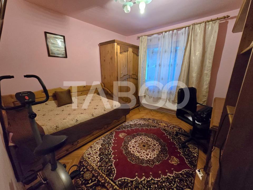 Apartament 3 camere decomandat 72 mpu 2 bai pivnita Vasile Aaron Sibiu