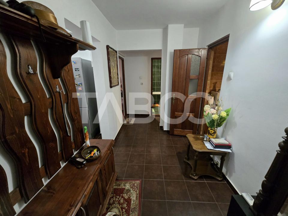 Apartament 3 camere decomandat 72 mpu 2 bai pivnita Vasile Aaron Sibiu