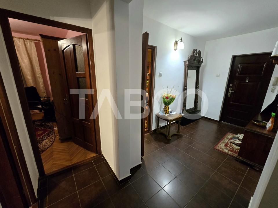 Apartament 3 camere decomandat 72 mpu 2 bai pivnita Vasile Aaron Sibiu