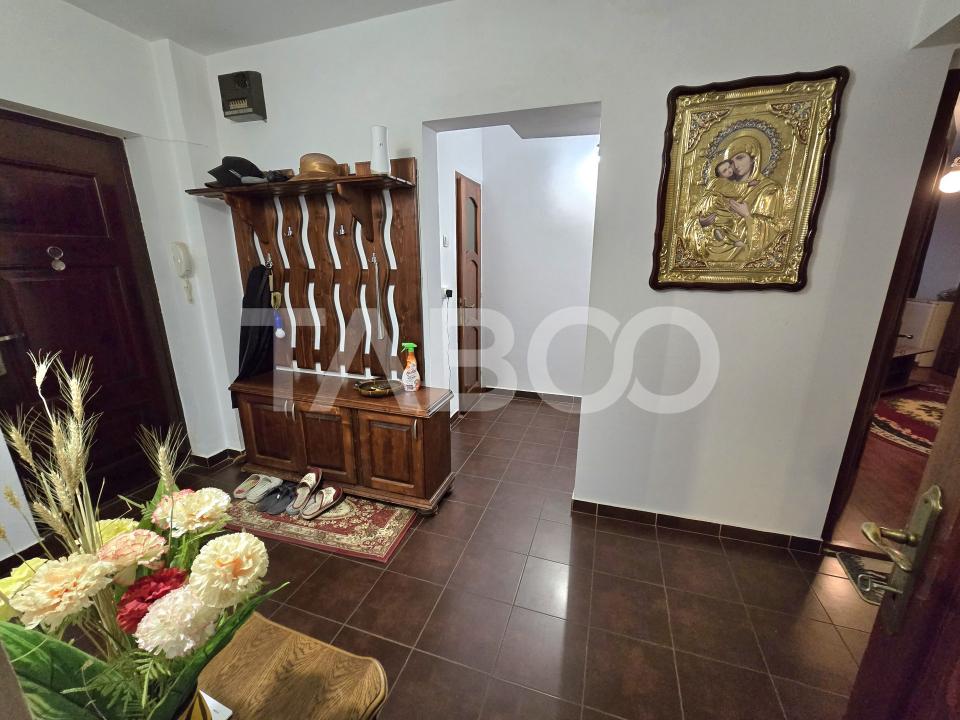 Apartament 3 camere decomandat 72 mpu 2 bai pivnita Vasile Aaron Sibiu
