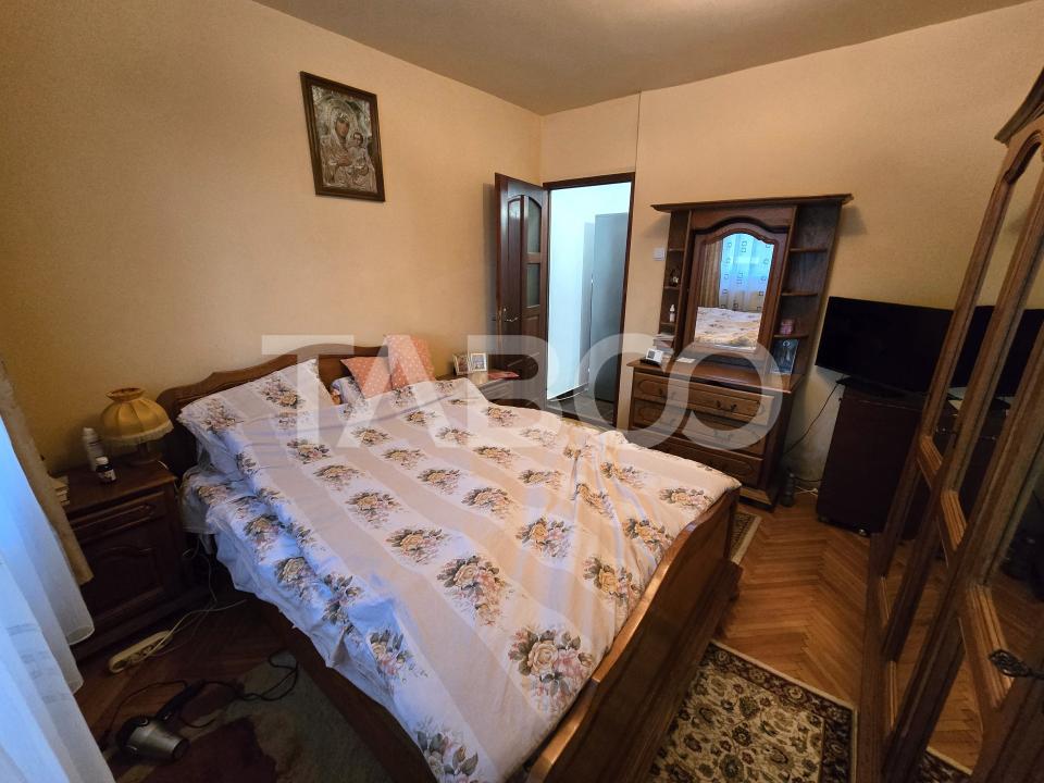 Apartament 3 camere decomandat 72 mpu 2 bai pivnita Vasile Aaron Sibiu