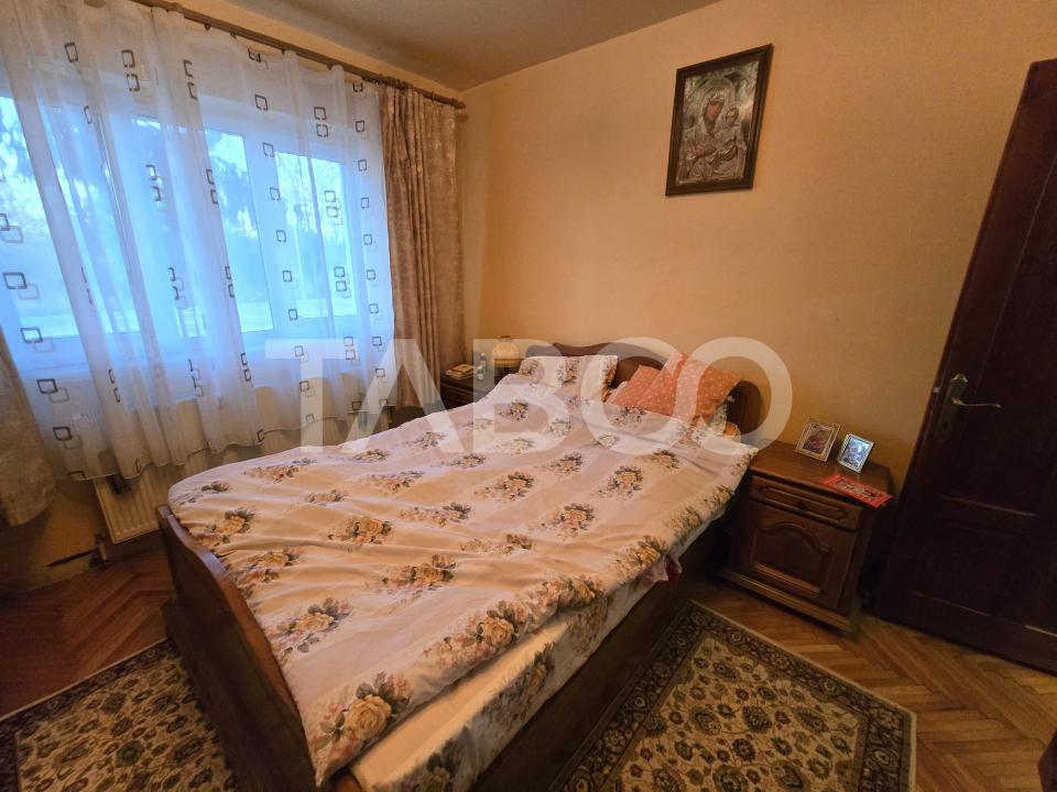 Apartament 3 camere decomandat 72 mpu 2 bai pivnita Vasile Aaron Sibiu
