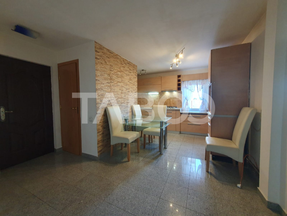 Apartament 3 camere decomandat 80 mp + 2 balcoane zona Teiului in Fagaras - Teiului
