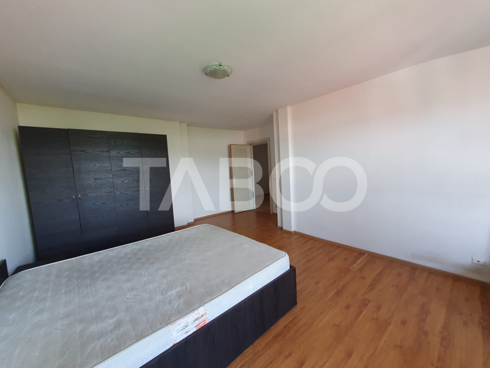 Apartament 3 camere decomandat 80 mp +  balcon cu scara interioara