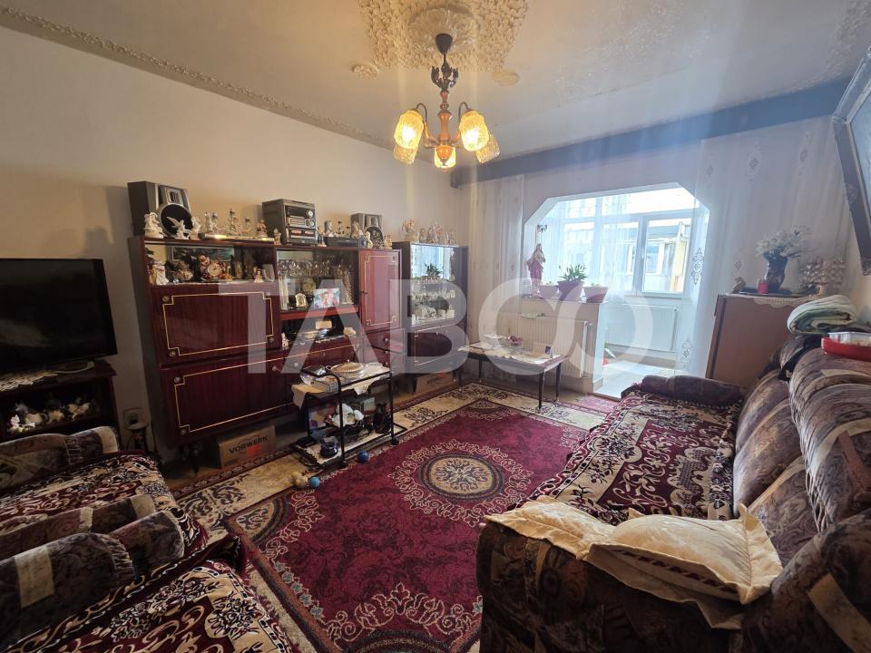 Apartament 3 camere decomandat zona 1 Decembrie 75mp si boxa la subsol in Fagaras - 1 Decembrie 1918