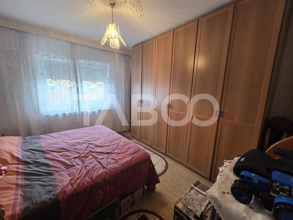Apartament 3 camere decomandat zona 1 Decembrie 75mp si boxa la subsol