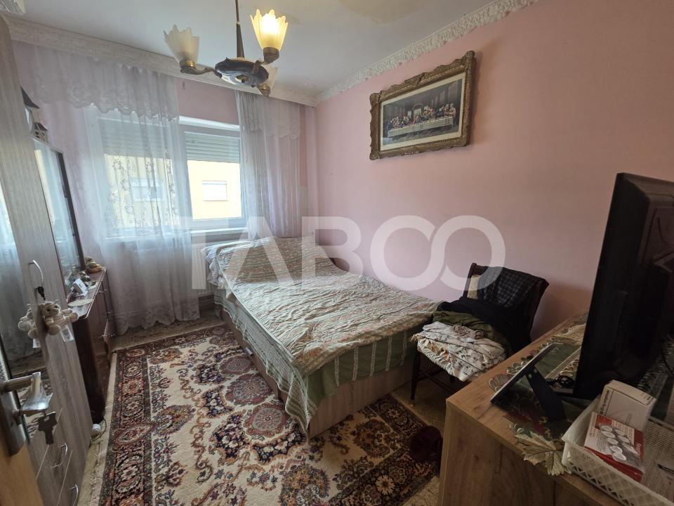 Apartament 3 camere decomandat zona 1 Decembrie 75mp si boxa la subsol