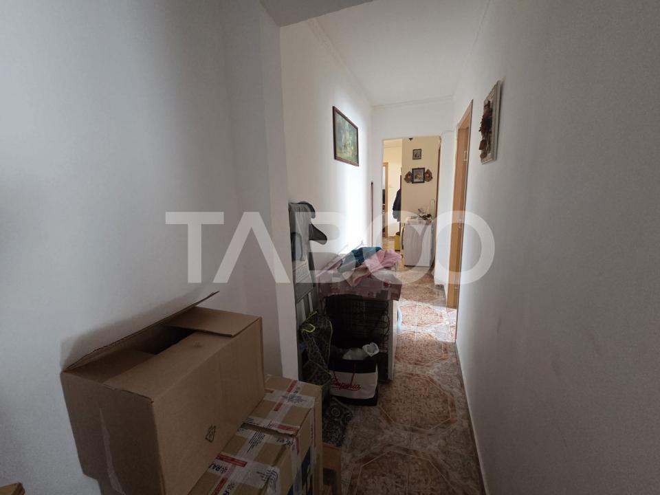 Apartament 3 camere decomandat zona 1 Decembrie 75mp si boxa la subsol