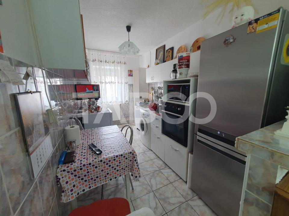Apartament 3 camere decomandat zona 1 Decembrie 75mp si boxa la subsol