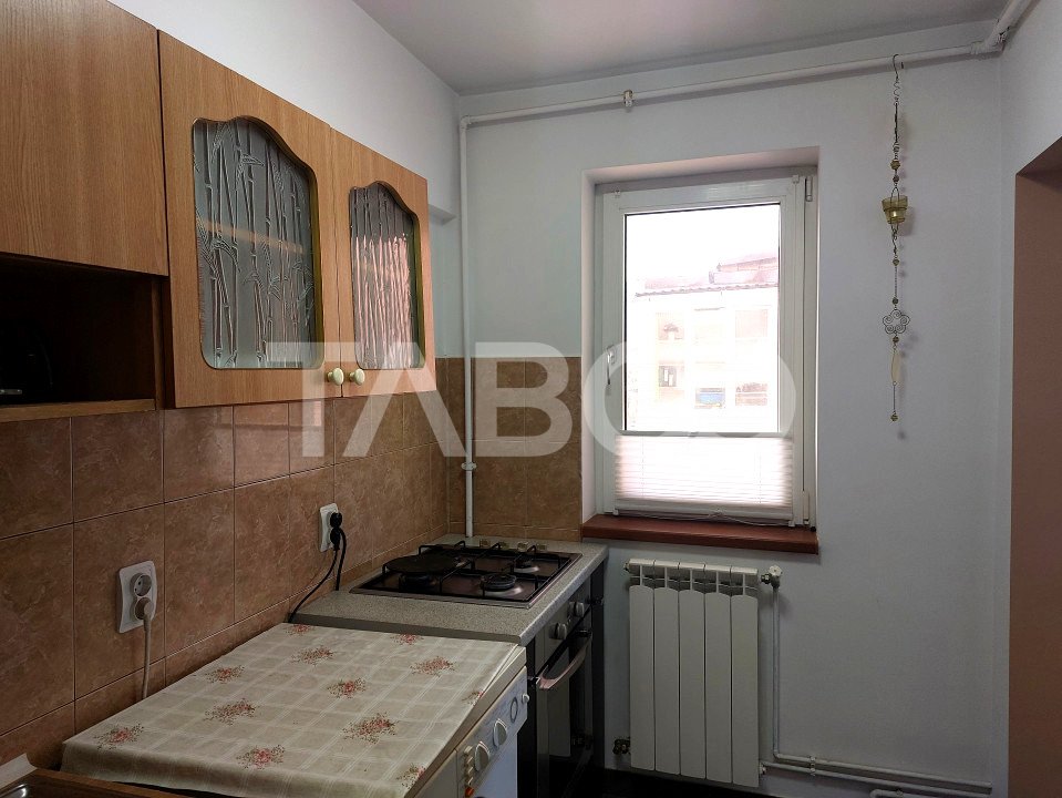 Apartament 3 camere decomandate 45 mpu balcon mobilat utilat Cisnadie