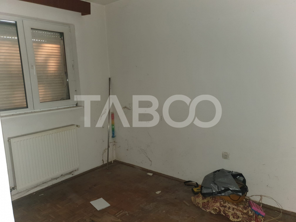 Apartament 3 camere decomandate 65 mp + 5 mp balcon parter Fagaras