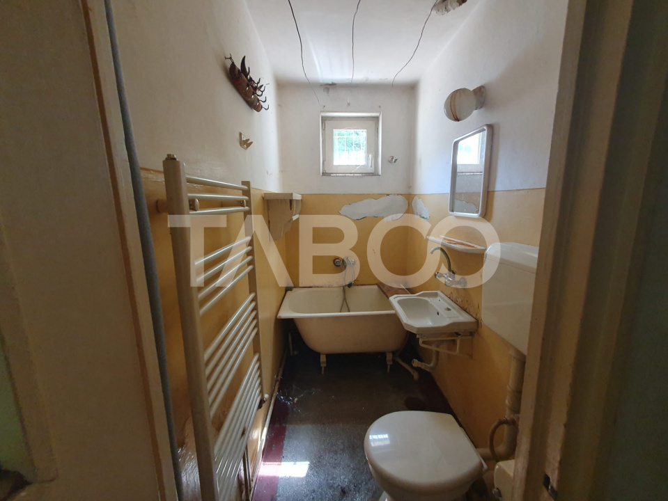 Apartament 3 camere decomandate 65 mp + 5 mp balcon parter Fagaras