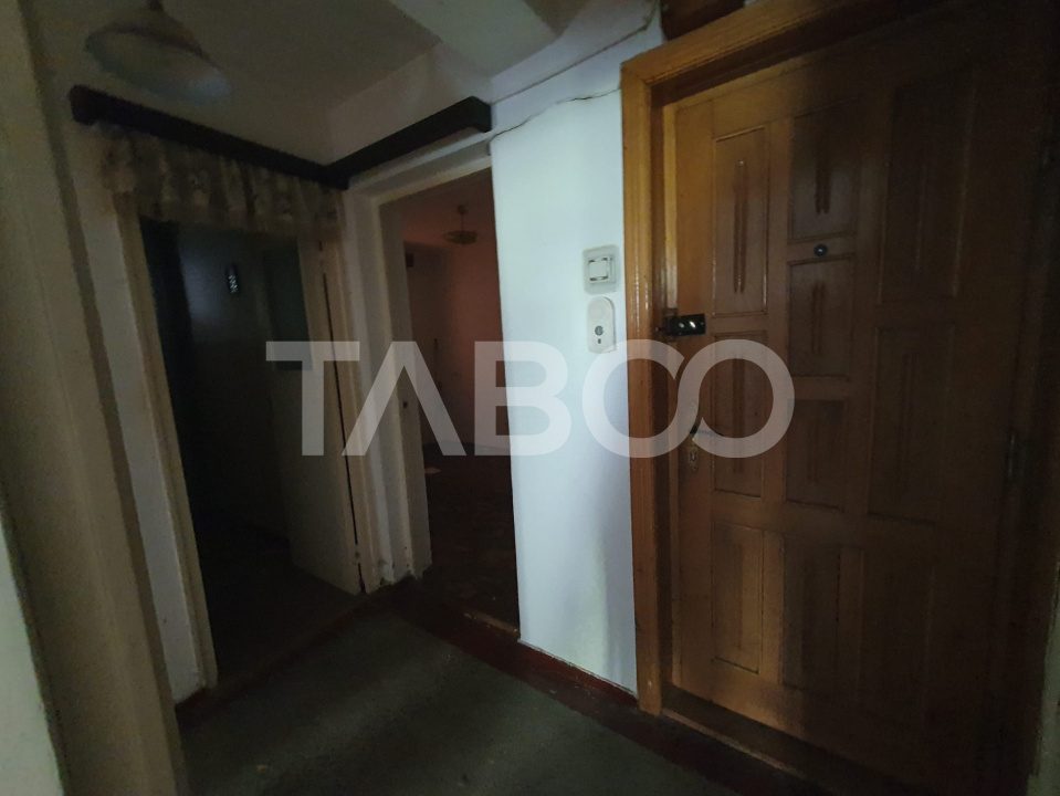 Apartament 3 camere decomandate 65 mp + 5 mp balcon parter Fagaras