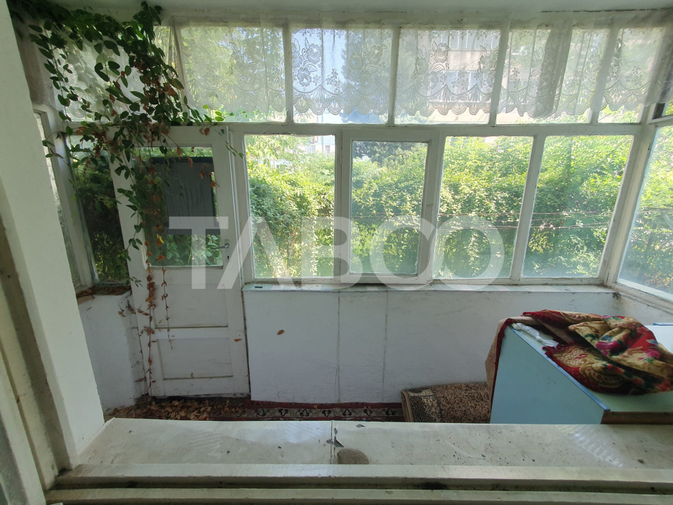 Apartament 3 camere decomandate 65 mp + 5 mp balcon parter Fagaras