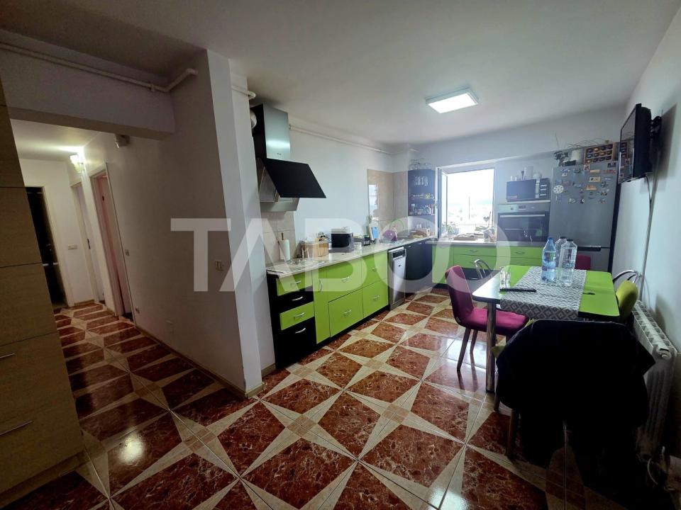 Apartament 3 camere decomnadat de vanzare 72 mp balcon 7 mp