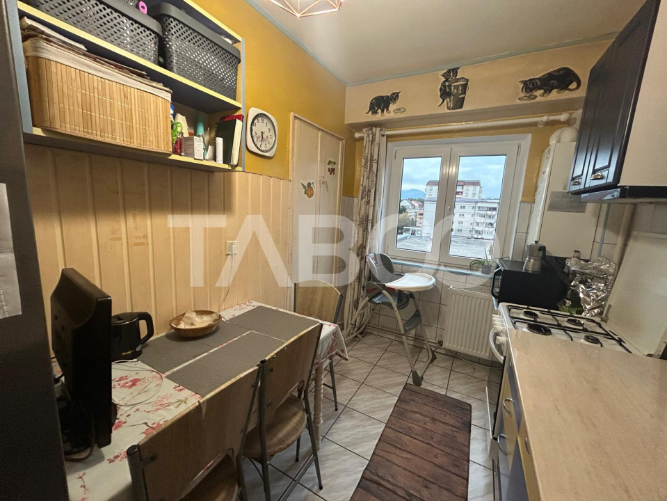 Apartament 3 camere in zona Valea Aurie cu balcon si pivnita