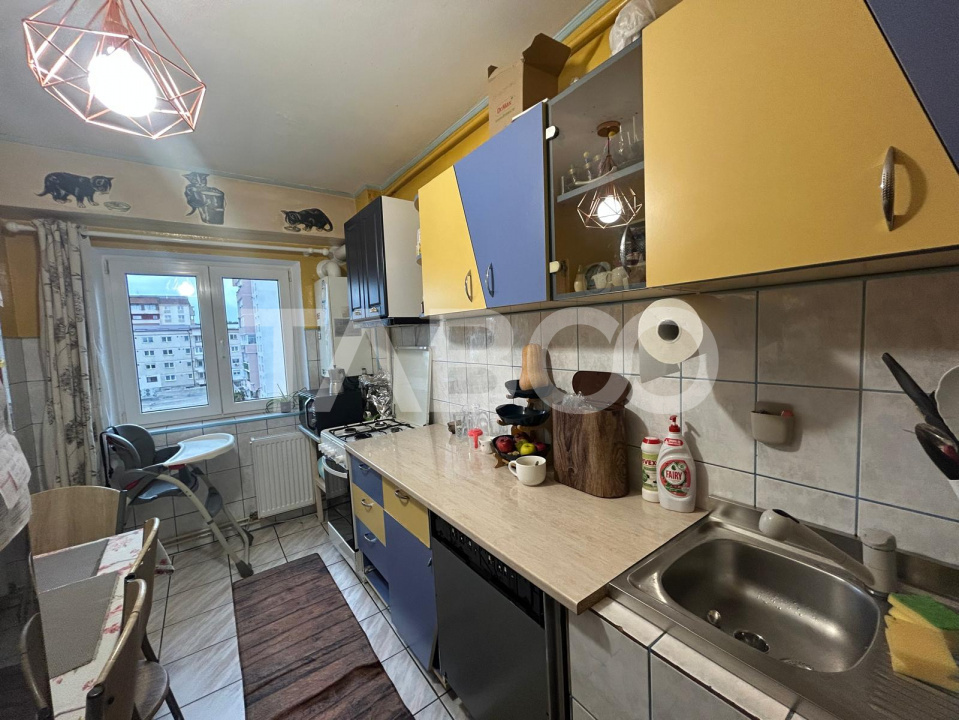 Apartament 3 camere in zona Valea Aurie cu balcon si pivnita