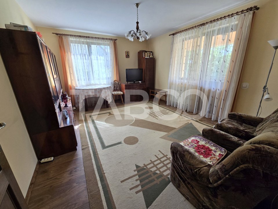 Apartament 3 camere la casa 91 mpu terasa pivnita curte comuna Tilisca