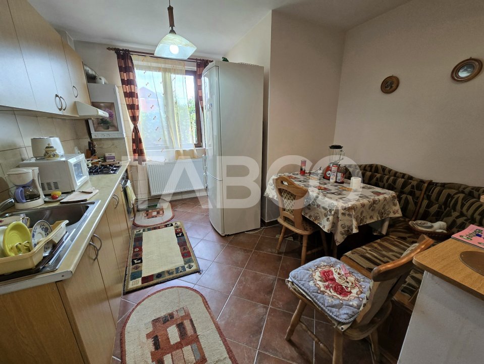 Apartament 3 camere la casa 91 mpu terasa pivnita curte comuna Tilisca