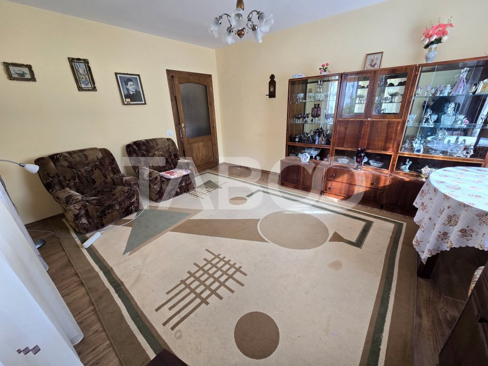 Apartament 3 camere la casa 91 mpu terasa pivnita curte comuna Tilisca