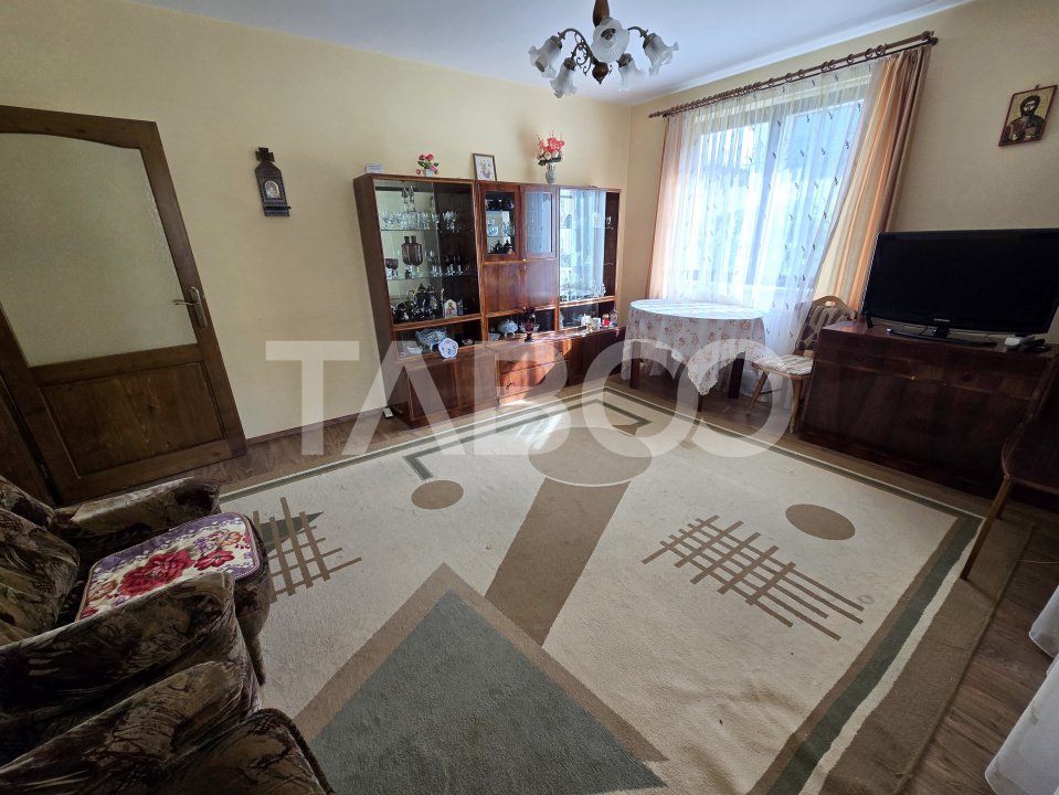 Apartament 3 camere la casa 91 mpu terasa pivnita curte comuna Tilisca