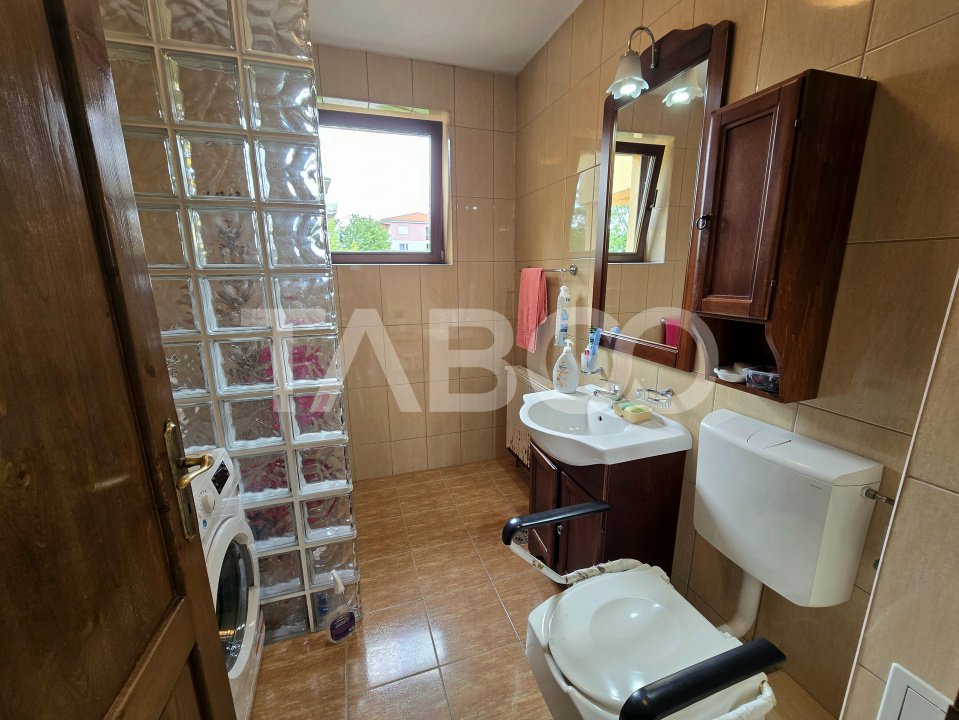 Apartament 3 camere la casa 91 mpu terasa pivnita curte comuna Tilisca