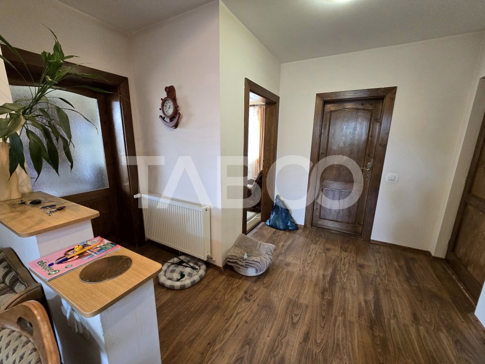 Apartament 3 camere la casa 91 mpu terasa pivnita curte comuna Tilisca