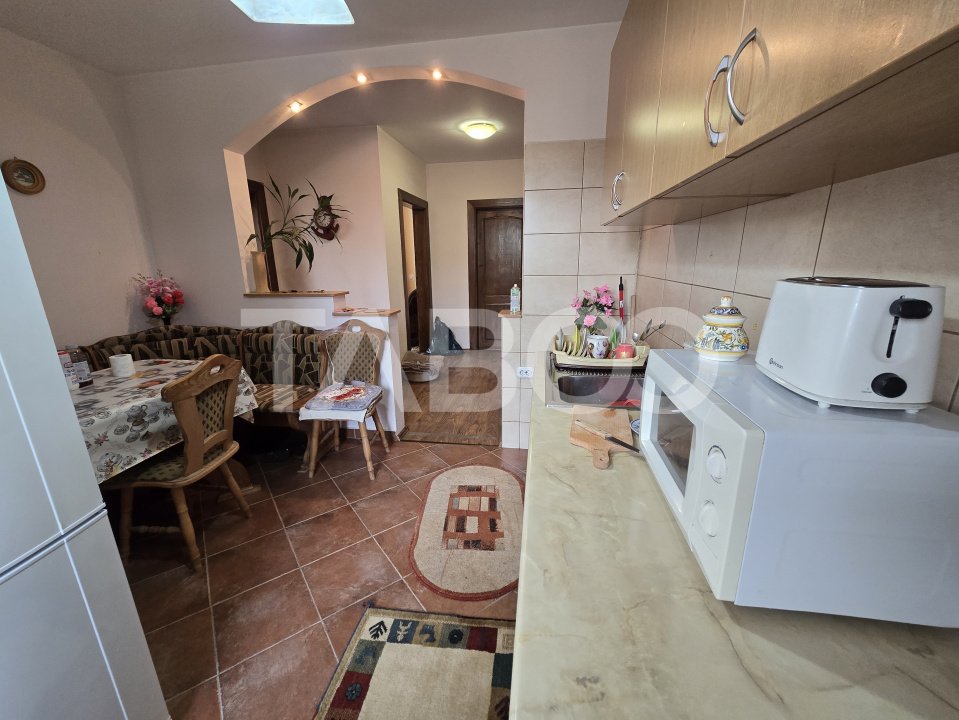 Apartament 3 camere la casa 91 mpu terasa pivnita curte comuna Tilisca