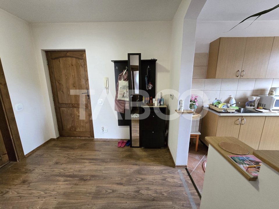 Apartament 3 camere la casa 91 mpu terasa pivnita curte comuna Tilisca