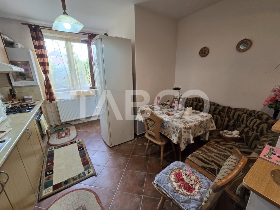 Apartament 3 camere la casa 91 mpu terasa pivnita curte comuna Tilisca
