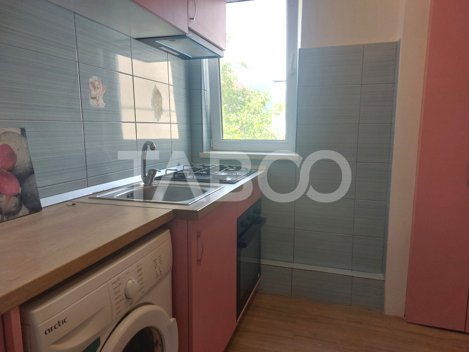 Apartament 3 camere renovat total 38 mp etaj 3 Stejarului Cisnadie