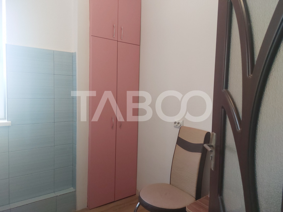 Apartament 3 camere renovat total 38 mp etaj 3 Stejarului Cisnadie