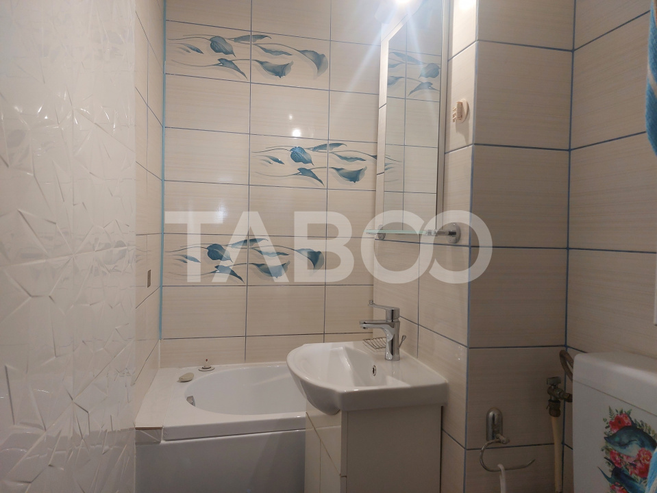 Apartament 3 camere renovat total 38 mp etaj 3 Stejarului Cisnadie